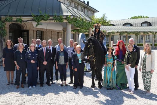 Foto: Auftakt-Pressekonferenz zum 87. LONGINES PfingstTurnier mit Springprofi David Will, Reitmeisterin Dorothee Schneider und U25-Bundestrainer Vielseitigkeit, Andreas Dibowski – begleitet von Teilnehmern der Wiesbadener PferdeNacht - Fotograf: WRFC / Frank Hennig