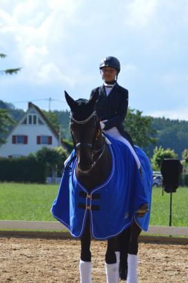 Foto: Siegerin Katharina Warmer mit Delos Royal bei der Siegerehrung