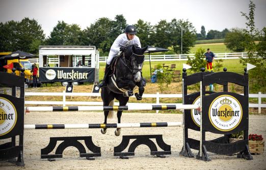 Foto: Warstein ist seit August wieder Gastgeber für Springsport-Turniere Vom 18. - 20. Dezember darf unter strengen Auflagen das Warsteiner Indoors unter dem Hallendach stattfinden - Fotograf: DieWolff-Agentur
