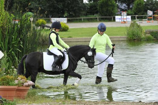 Foto: Action beim Wasserdurchritt - Fotograf: Ute Goedecke 