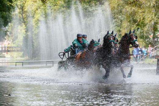 Foto: Das Wasserhindernis an der Brigach ist stets Zuschauermagnet und Highlight des Marathons am Veranstaltungssamstag - Fotograf: Sportfotos-Lafrentz.de