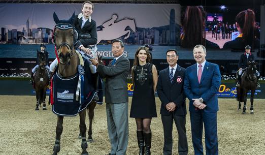Foto: Martin Fuchs bei der Siegerehrung - Fotograf: CSI5* Hong Kong