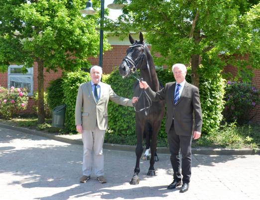 Foto: Dr. Wolfgang Schulze-Schleppinghoff (l.) tritt die Nachfolge von Wilhelm Weerda (r.) an - Fotograf: Sanchez