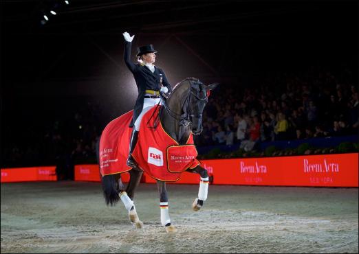 Foto: Olympia-Hoffnung Weihegold OLD v. Don Schufro brilliert unter Deutschlands Dressurkönigin Isabell Werth. Nach dem grandiosen Sieg der elfjährigen Stute in den Weltcup-Küren von Amsterdam und Neumünster unter der Multichampionesse Isabell Werth titeln verschiedene Medien „Weihegold, ein Weltstar ist geboren“ - Fotograf: Bronkhorst