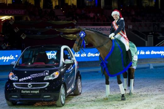 Foto: MEGGLE Grand Prix Freestyle Siegerin Isabell Werth (GER) und El Santo NRW mit dem neuen Smart der Georg Pappas Automobil AG. - Fotograf: Nini Schäbel 