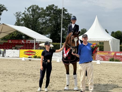 Foto: Westfalen-Champion der fünfjährigen Dressurpferde Elton PS v. Escalito mit seinem Züchter und Besitzer Peter Spelsberg - Fotograf: Westfalenpferde
