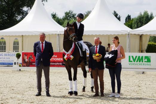 Foto: Westfalen-Champion der dreijährigen Hengste: Prämienhengst Macchiato und Greta Heemsoth - Fotograf: Westfälisches Pferdestammbuch e.V.