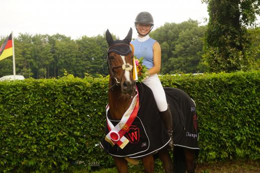 Foto: Westfalen-Champion der fünfjährigen Springpferde Bella Donna S v. Balous Bellini/Calido - Fotograf: Westfälisches Pferdestammbuch