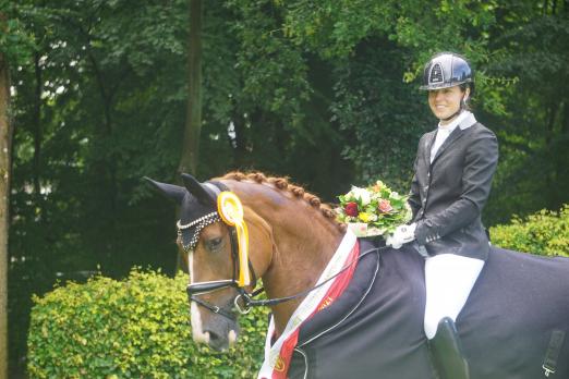 Foto: Westfalen-Championesse der sechsjährigen Dressurpferde - Despacita mit Johanna Klippert - Fotograf: Westfälisches Pferdestammbuch