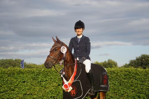 Foto: Westfalen-Champion der fünfjährigen Springponys Top Gun´s Tiramisu - Fotograf: Westfälisches Pferdestammbuch