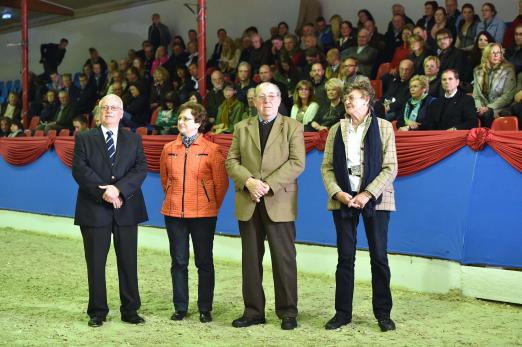 Foto: Egon Wichmann (l.) in Begleitung seiner Gattin Ilse sowie Bernhrad Huslage (r.) mit Ehefrau Maria freuten sich über die AUszeichnung mit der Gustav-Rau-Medaille. - Fotograf: Beelitz