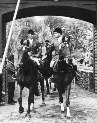 Foto: 1955 Fritz Thiedemann und Hans Günter Winkler (re) im Einritt zum Wiesbadener Springplatz – beide gehörten zu den Stammgästen des PfingstTurniers - Fotograf: WRFC