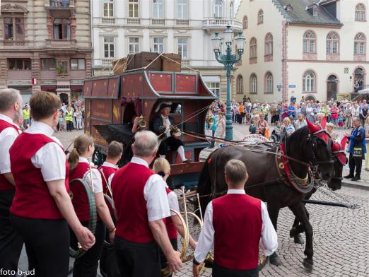 Foto: Ein Highlight des Wiesbadener Kutschenkorsos 2017 - der Gauklerwagen aus Zeiten Emanuel Schikaneders - Fotograf: Bernd-Ulrich Deutschmann