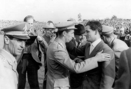 Foto: Das Bild schrieb Reitsport-Geschichte: Doppelsieger Hans Günter Winkler (rechts) wurde 1955 in Aachen Weltmeister. Der knapp unterlegene Konkurrent Raimondo d'Inzeo (ITA) gratuliert dem alten Rivalen fair. - Fotograf: Archiv ALRV