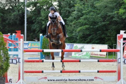 Foto: Gina-Ayleen Wollnik – der besten Österreicherin in der Tour der Jungen Reiter - Fotograf: v-media.at 