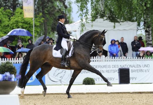 Foto: Tinne Vilhelmson-Silfven freute sich nach ihrem Sieg im CDI***** Grand Prix der Auftaktprüfung zur teuersten Dressurserie der Welt, der WDM (World Dressage Masters) - Fotograf: Maximilian Schreiner