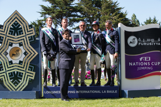 Foto: The French team won the second leg of the Furusiyya FEI Nations Cup™ Jumping 2014 European Division 1 series on home turf at La Baule (FRA) today. Pictured on the podium (L to R) Kevin Staut, Aymeric de Ponnat, Chef d’Equipe Philippe Guerdat, Penelope Leprevost and Jerome Hurel being presented with a silver tray by Dr Ali al Qarny, the Kingdom of Saudi Arabia’s Charges d’Affaires to France. Fotograf: FEI/Eric Knoll.