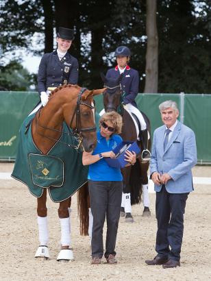 Foto: Die Grand Prix Kür-Siegerin Nadine Husenbeth mit der Prüfungssponsorin Evelyn Haim-Swarovski bei Dressur Cappeln International - Fotograf: Michael Rzepa