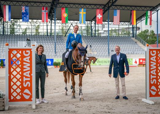 Foto: Dem Sieger Christian Ahlmann gratulieren STAWAG-Vorstand Dr. Christian Becker und die Präsidentin des Aachen-Laurensberger Rennvereins Stefanie Peters - Fotograf: Aachen International Jumping/ Arnd Bronkhorst