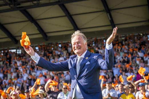 Foto: Ein Stadion in Oranje: 40.000 Zuschauer feierten den scheidenden ALRV-Vorstandsvorsitzenden Frank Kemperman - Fotograf: CHIO Aachen/ Arnd Bronkhorst