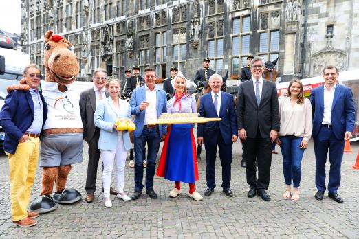 Foto:Michael Mronz, Harriet Charlotte Jensen, Marcel Philipp, Carl Meulenbergh, Frau Antje, Jeroen Dubbeldam, Isabell Werth, Frank Kemperman und Karli mit dem ALRV-Ehrenpräsidenten Klaus Pavel. Im Hintergrund die Aachener Stadtreiter - Fotograf: Andreas Steindl