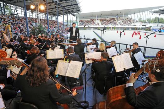 Foto: Sinfonieorchester Aachen unter der Anleitung von Generalmusikdirektor Christopher Ward bei einer Aufführung von „Pferd & Sinfonie“ - Fotograf: CHIO Aachen/Andreas Steindl