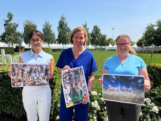 Foto: Das Foto zeigt Teile der Jury mit den nominierten Bildern (v.l.n.r.): Julia Tran (Chief Operations Officer Mediahuis Aachen GmbH), Birgit Rosenberg (ALRV-Vorstandsmitglied) und Rebecca Thamm (Vorjahressiegerin) - Fotograf: CHIO Aachen/Jasna Koralewski