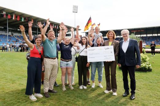 Foto: Die glücklichen Gewinner: Der Reit und Fahrverein Lauterbach Stadt und Land e.V. nahm jubelnd den Scheck über 5.000 € von ALRV-Präsidentin Stefanie Peters und Dr. Klaus Miesner, Vorstandsmitglied von Pferdesport Deutschland, entgegen - Fotograf: ALRV/Andreas Steindl Foto: Die glücklichen Gewinner: Der Reit und Fahrverein Lauterbach Stadt und Land e.V. nahm jubelnd den Scheck über 5.000 € von ALRV-Präsidentin Stefanie Peters und Dr. Klaus Miesner, Vorstandsmitglied von Pferdesport Deutschland, entgegen - Fotograf: ALRV/Andreas Steindl