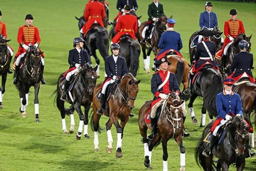 Foto: Die große Quadrille der Landgestüte - ein Höhepunkt bei der Eröffnungsfeier - Fotograf: CHIO Aachen/ Andreas Steindl