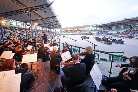 Foto: Sinfonieorchester Aachen unter der Leitung von Generalmusikdirektor Christopher Ward während Pferd & Sinfonie 2022 - Fotograf: CHIO Aachen/ Andreas Steindl
