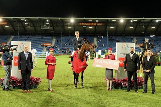 Foto: Dem Sieger gratulieren v.l. ALRV-Aufsichtsratsmitglied Jürgen Petershagen, Turkish Airlines-Vorstandsmitglied Mithat Görkem Aksoy und Yunus Ozleyen, Sponsorship Investments Turkish Airlines - Fotograf: CHIO Aachen/ Michael Strauch