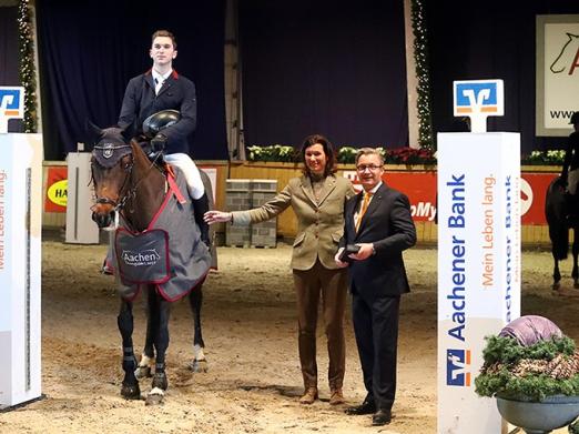 Foto: Jens Ulrich Meyer, Vorstandsmitglied der Aachener Bank eG und ALRV-Aufsichtsratsmitglied Stefanie Peters gratulieren Tobias Bremermann - Fotograf: Aachen Youngstars/ Alexander Marx