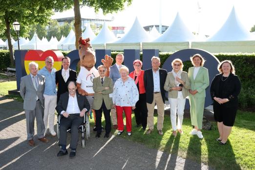 Foto: ALRV-Präsidentin Stefanie Peters und CHIO Aachen-Maskottchen Karli bedanken sich bei langjährigen Vereinsmitgliedern - Fotograf: CHIO Aachen/Andreas Steindl