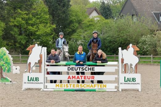 Foto: Die Deutschen Amateurmeister im Springen zu Gast bei Christian Ahlmann: vorne, von links: Janusz Kuhn, Christian Ahlmann, Maren Stute hinten, von links: Nadine Legros, Malte Laub - Fotograf: Jaques Toffi 