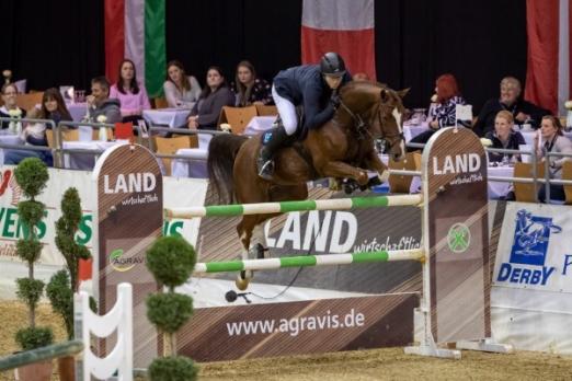Foto: Andreas Kreuzer und Calvilot zogen noch an Billy Twomey vorbei und gewannen dern Preis der Agravis in Oldenburg - Fotograf: Stefan Lafrentz