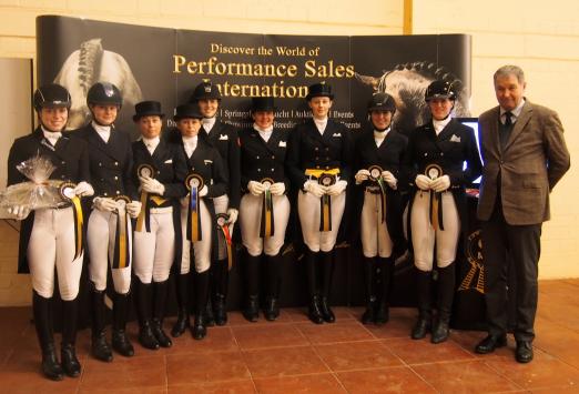 Foto: Siegerehrung Dressurprüfung Klasse S* - Prix St. Georges, Finale für Amateure: v.l. Kirsten Sieber, Sophie Reef, Claudia Dörn, Kathrin Berning, Henriette Hachmeister, Kathrin Thomasmeyer, Katharina Pickel, Celina Schlüter, Pia Timmermann und Richter Michael Settertobulte. - Fotograf: ADC