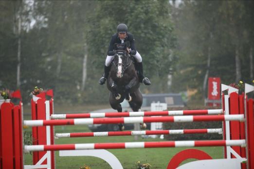 Foto: Geglückter Anlauf auf den Landesmeistertitel der Springreiter von SH/ HH für Jan Meves und Dynastie D - Fotograf: Tierfotografie Huber