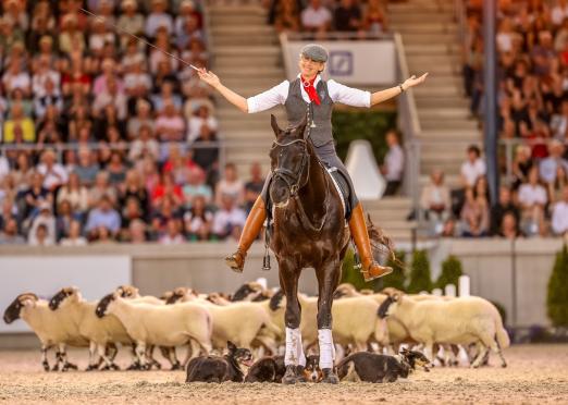 Foto: Tiertrainerin Anne Krüger-Degener bei ihrem Auftritt beim CHIO Aachen 2023 - Fotograf: Andreas Steindl/CHIO Aachen