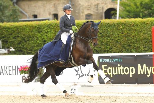 Foto: Annika Becher und ihr Trakehner Kamani Hill v. Cadeau brillierten beim Trakehner Bundesturnier 2021 mit mehreren Siegen in Dressurprüfungen der Klasse S - Fotograf: Stephan Bischoff