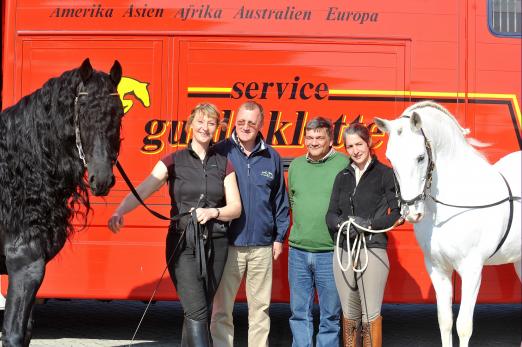 Foto: Das Team von APASSIONATA Sylvie Willms (li.), Dieter Rihs (2. V. re.) mit Guido Klatte (2. V. li.) - Fotograf: Tanja Becker