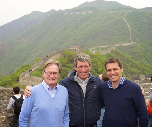 Foto: Ludger Beerbaum mit den CHIO Aachen-Organisatoren Frank Kemperman (links) und Michael Mronz (rechts) beim Besuch der chinesischen Mauer - Fotograf: Longines Beijing Masters/ Arnd Bronkhorst