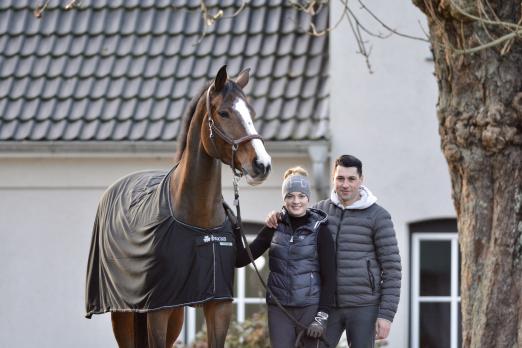 Foto: Von Hagen nach Holstein - Springreiter Arne van Heel und Dressurreiterin Luisa Erichsen freuen sich auf eine gemeinsame Zukunft auf der Reitanlage Blunck-Erichsen in der Nähe von Flensburg - Fotograf: RathmannVerlag)