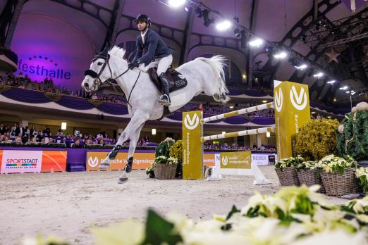 Foto: Rasanter Zieleinlauf - Der Franzose Julien Anquetin auf dem Weg zum Sieg - Fotograf: Sportfotos-Lafrentz
