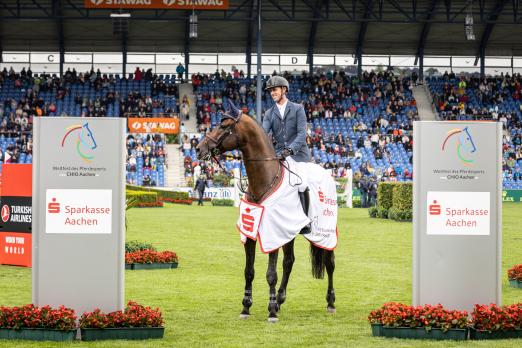 Foto: Sieger beim Auftaktspringen zum Sparkassen-Youngsters-Cup, Ben Maher mit seinem OS-Hengst Corlander - Fotograf: CHIO Aachen/Jasmin Metzner