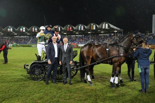 Foto: Zeigt das siegreiche Team, David Schnabel (Geschäftsführer der MERKUR Spielbanken) und ALRV-Aufsichtsratsmitglied Dr. Thomas Förl - Fotograf: CHIO Aachen/Michael Strauch