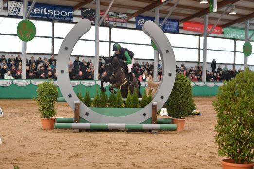 Foto: Ab durch die Mitte - Vanessa Bölting aus Münster gewann mit Carlson B 2 die Gahlener Hallen-Vielseitigkeit - Fotograf: Fotodesign Feldhaus