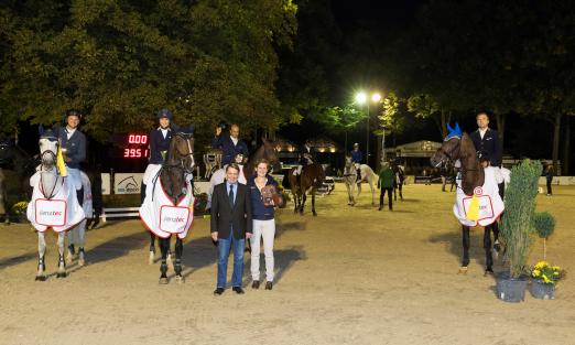 Foto: Die siegreiche Mannschaft der Janz Team Trophy rekrutierte sich in diesem Jahr aus den Lippischen Reitvereinen, es gratulierten Matthias Stute (Vorstandsvorsitzender der Janz Beteiligungen und Services AG) und Kennja Schröder (EN GARDE) - Fotograf: Thomas Hellmann