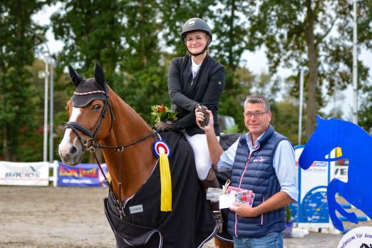 Foto: Balios-Handelsvertreter Stefan Marpert gratulierte Charia Petersen und ihrem Best of Balou zum erneuten Sieg in einer Qualifikation des Balios Hunter Cups und zum Einzug ins Finale als führendes Paar des Rankings - Fotograf: RathmannVerlag/Malina Blunck