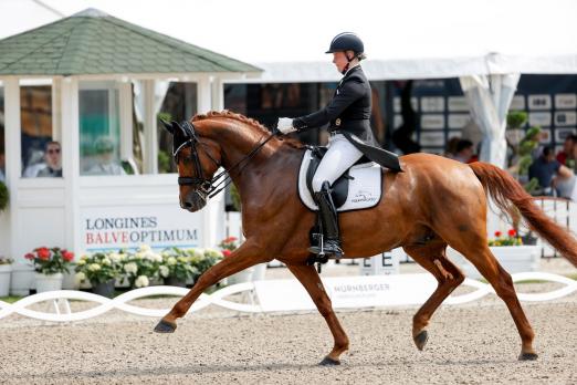 Foto: Sieger der Finalqualifikation zum NÜRNBERGER BURG-POKAL beim LONGINES BALVE OPTIMUM 2021: Ann-Christin Wienkamp und Finley - Fotograf: Stefan Lafrentz
