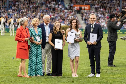 Foto: Zeigt die Siegerin Juliane Barth mit den Platzierten Lia Beckmann und Jan Tönjes, sowie den Jurymitgliedern - Fotograf: CHIO Aachen/Jasmin Metzner